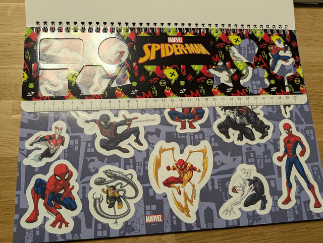 Cahier de coloriage Spiderman noir 