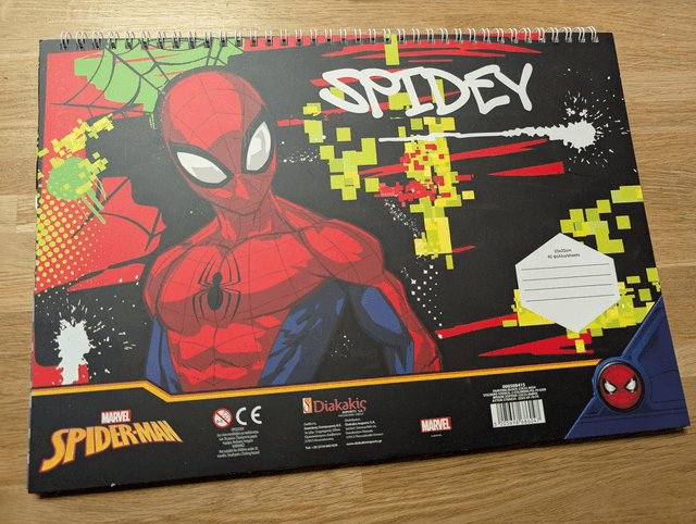 Cahier de coloriage Spiderman noir 